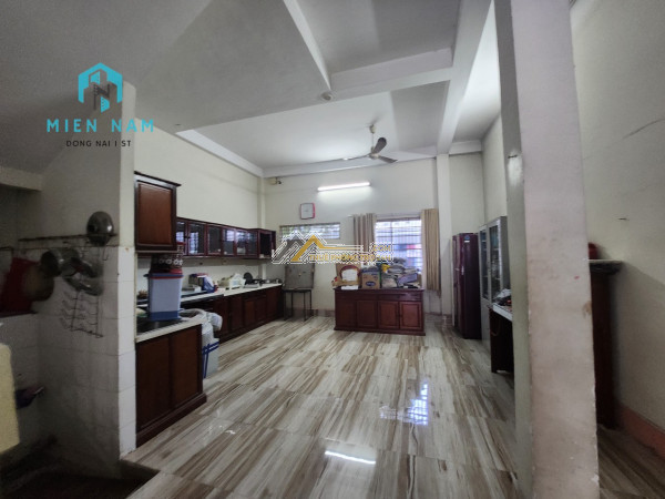 Cần cho thuê mặt tiền đường nguyễn ái quốc đường chính tt tp.biên hòa với diện tích 105m2 mà giá