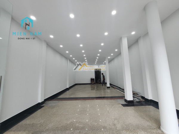 Cần cho thuê mặt tiền đường nguyễn ái quốc đường chính tt tp.biên hòa với diện tích 105m2 mà giá