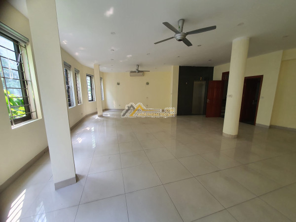 Cho thuê - nhà phố trung kính - 90m2 x 3 sàn - thông sàn - thang máy - ô tô 2 chiếc chạy song