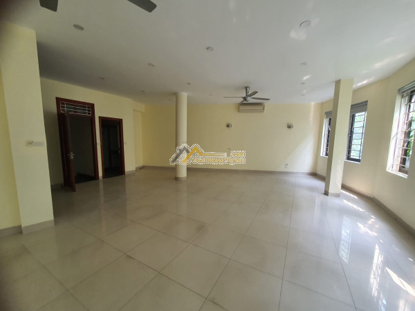 Cho thuê - nhà phố trung kính - 90m2 x 3 sàn - thông sàn - thang máy - ô tô 2 chiếc chạy song