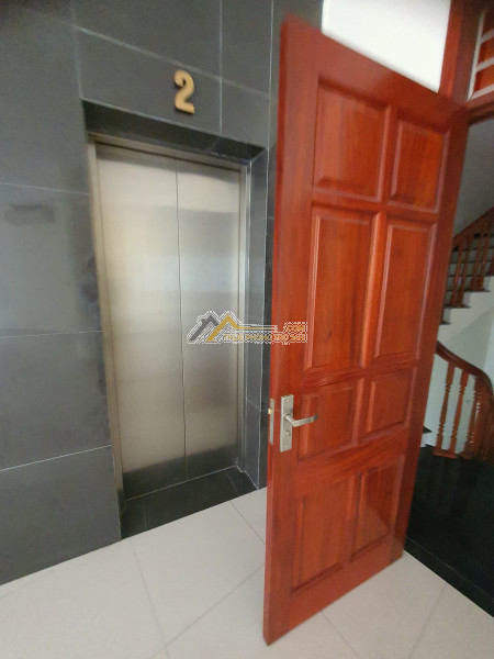 Cho thuê - nhà phố trung kính - 90m2 x 3 sàn - thông sàn - thang máy - ô tô 2 chiếc chạy song