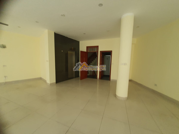 Cho thuê - nhà phố trung kính - 90m2 x 3 sàn - thông sàn - thang máy - ô tô 2 chiếc chạy song