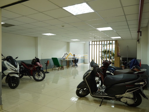 Cho thuê nhà số 400a đường điện biên phủ, phường 11, quận 10, gần cxdt kết cấu: 1 trệt 5 lầu,