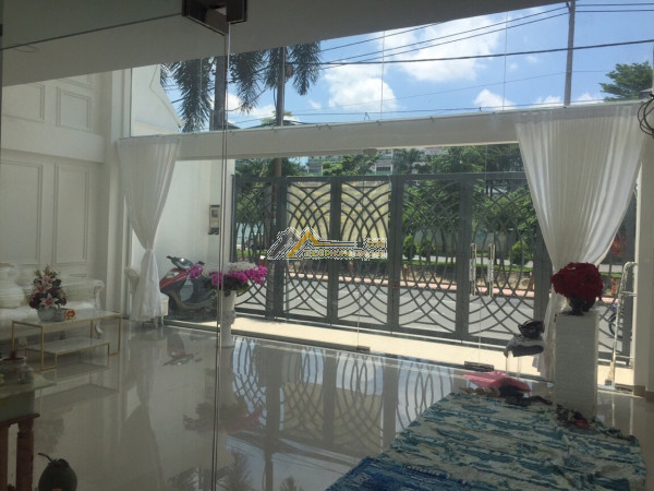 Cho thuê nhà mặt tiền 30m kdc tên lửa -aemall bình tân