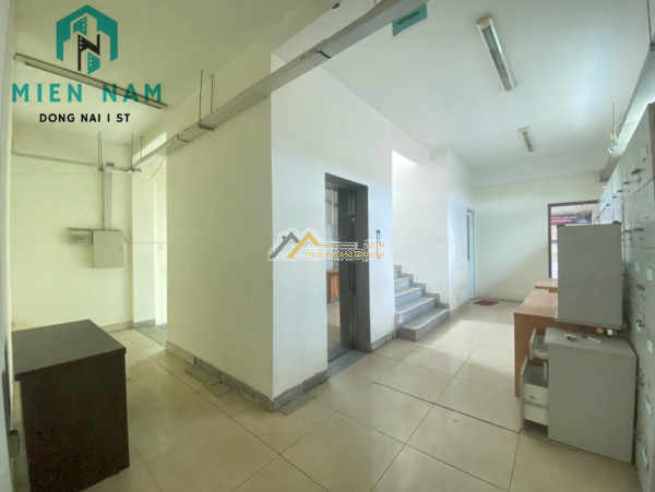 Cho thuê toà nhà 5 lầu mặt tiền nguyễn ái quốc có hầm xe